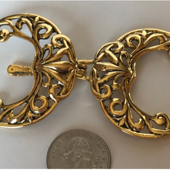 Gold moon cloak clasp - Picture 3 of 6